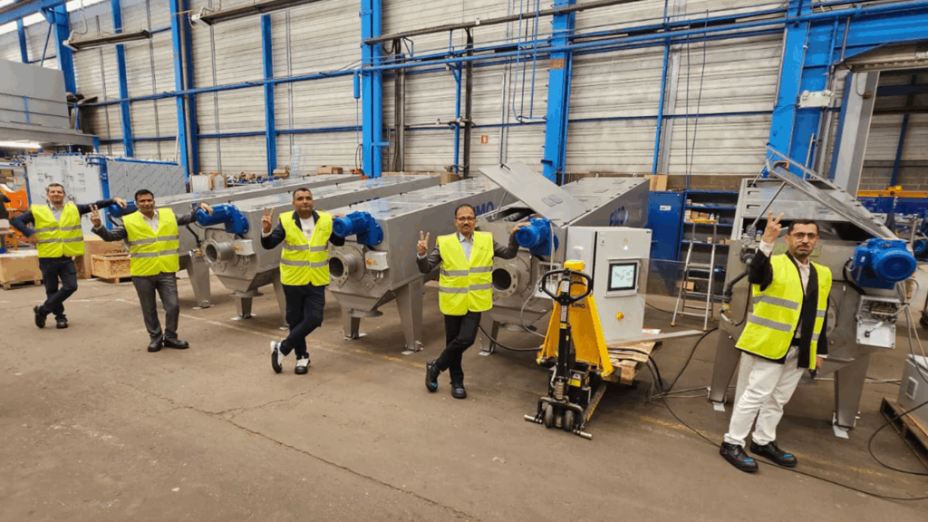 EMO reçoit Ses Clients Venus D'Inde